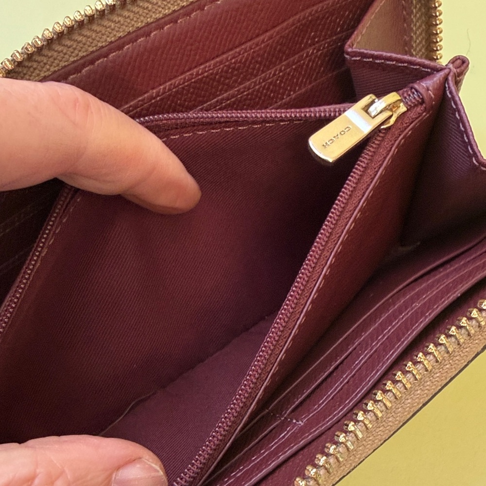 Vintage Coach Beige/Gold Leather Zip Wallet - Picture 14 of 15